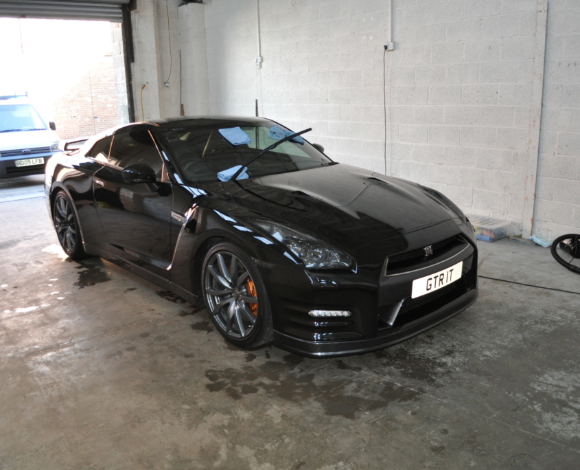 Nissan GT-R Front