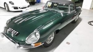 Jaguar_E-type.